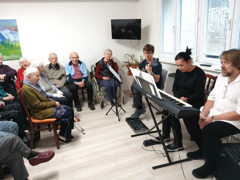 Read more about the article Koncert pre seniorov v Komuce – Sásová v Banskej Bystrici